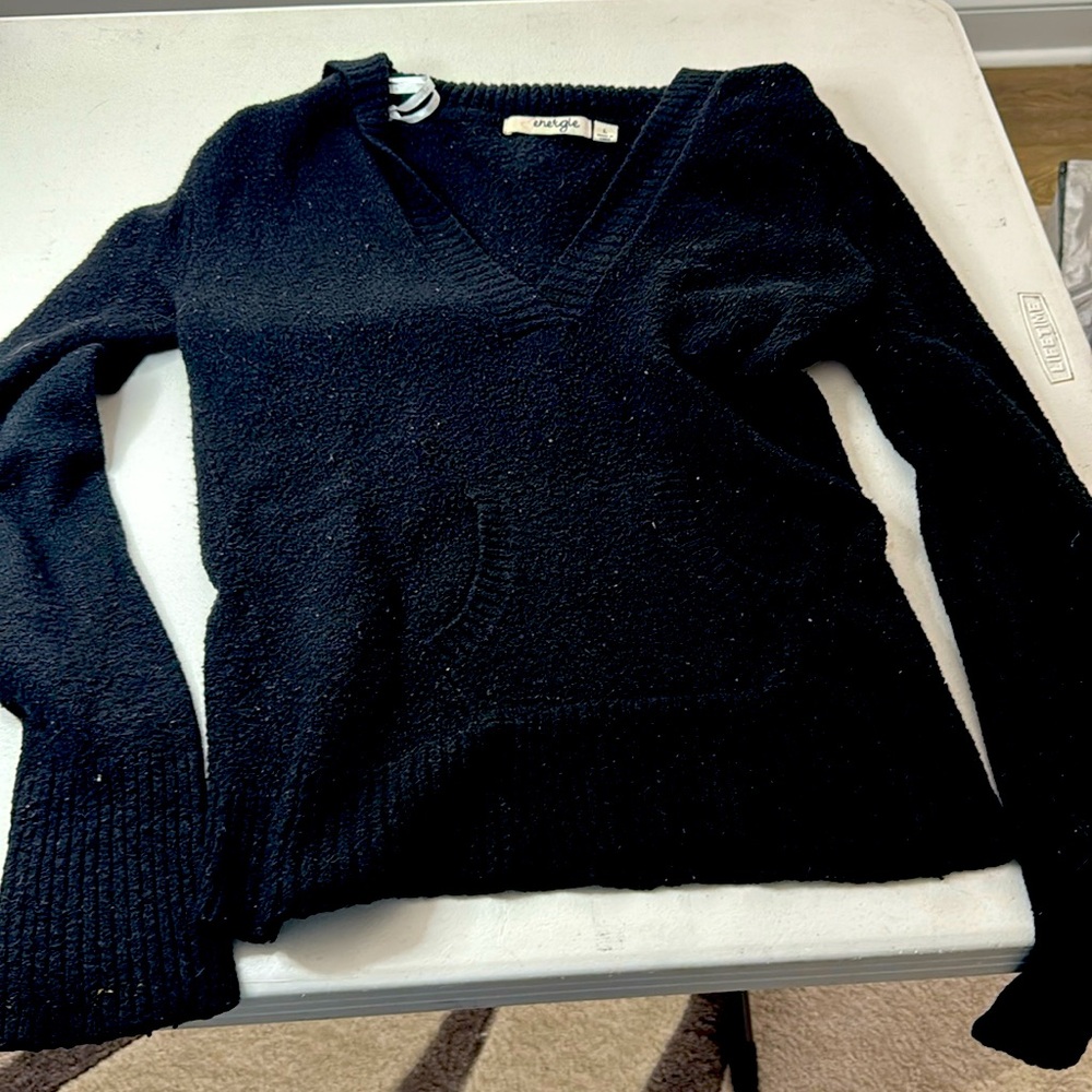 L Women’s sweater super Comfy. Pockets.
